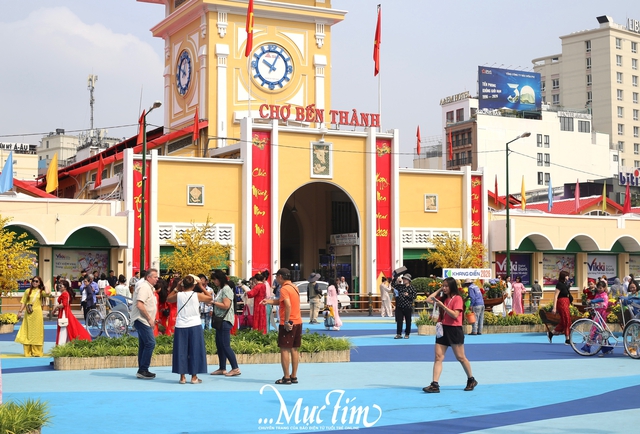 Quảng trường chợ Bến Thành mở cửa, bạn trẻ nô nức đến check-in- Ảnh 2.