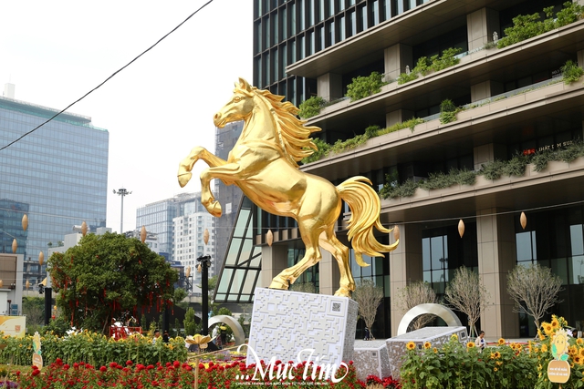 Lộ diện linh vật ngựa vàng, ngựa bạc tại vườn hoa ga Ba Son- Ảnh 1.