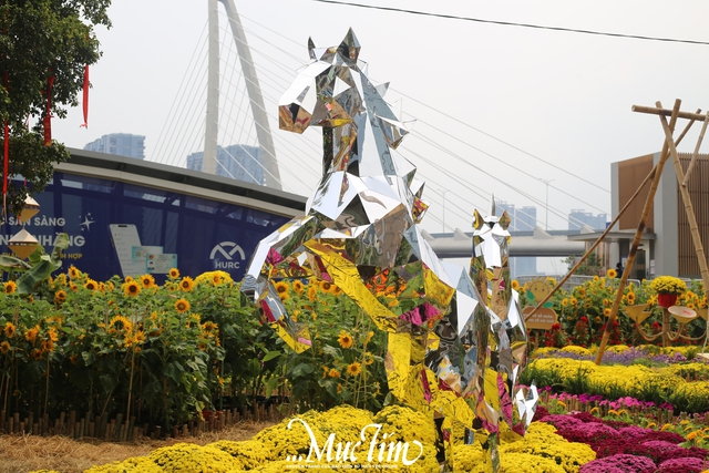 Lộ diện linh vật ngựa vàng, ngựa bạc tại vườn hoa ga Ba Son- Ảnh 3.