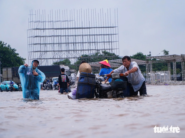 Hanoi moves to build 2 emergency underground tanks to tackle persistent flooding- Ảnh 1.