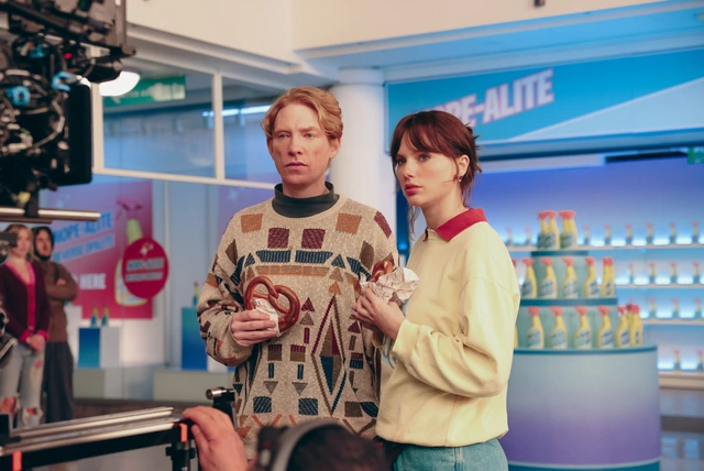 Taylor Swift đưa khán giả về thập niên 1990 trong MV mới  - Ảnh 4.