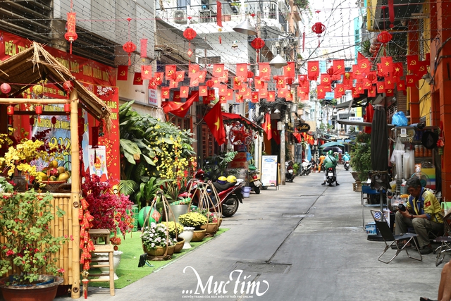 Dạo hẻm nhỏ ở TP.HCM, thấy Tết đang đến thật gần- Ảnh 1.