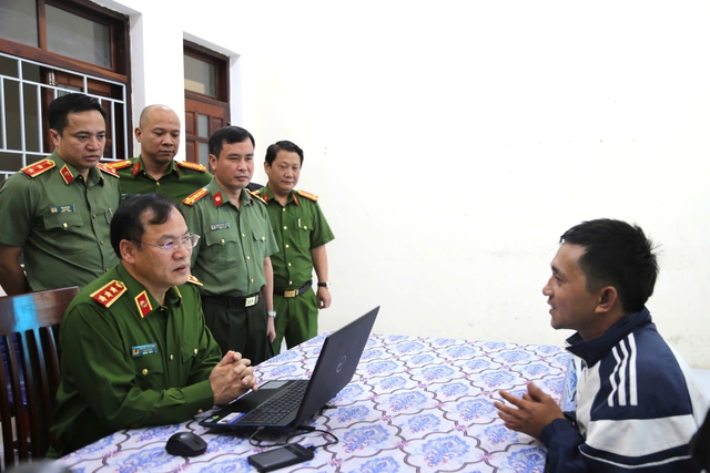 Vietnam police arrest 2 suspects in armed bank robbery- Ảnh 1.