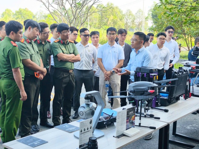 Ho Chi Minh City police test drones to boost crime prevention- Ảnh 1.