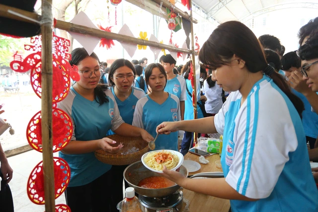 Rộn ràng Hội xuân Bính Ngọ 2026 tại Trường THPT Bình Chiểu - Ảnh 3.