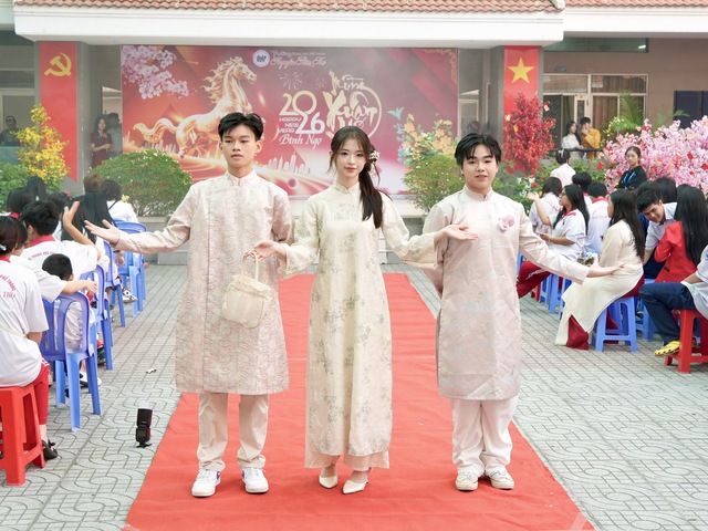 Sắc xuân lan tỏa trong khuôn viên Trường THPT Nguyễn Hữu Thọ- Ảnh 7.