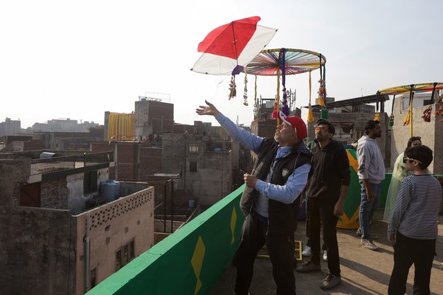 Kites and victory cries fill Lahore skies as festival returns after long ban- Ảnh 3.