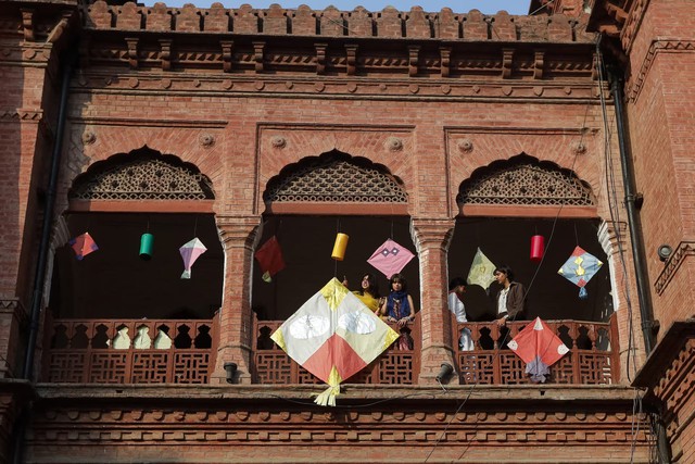 Kites and victory cries fill Lahore skies as festival returns after long ban- Ảnh 4.