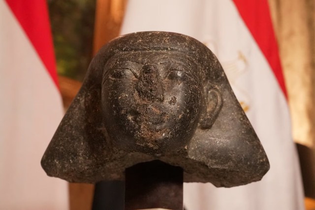 Netherlands returns 3,500-year-old looted sculpture to Egypt - Ảnh 1.