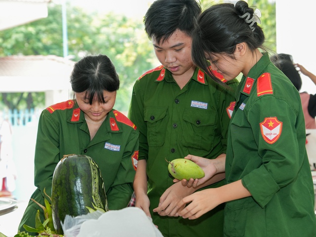 Sắc xuân lan tỏa trong khuôn viên Trường THPT Nguyễn Hữu Thọ- Ảnh 2.