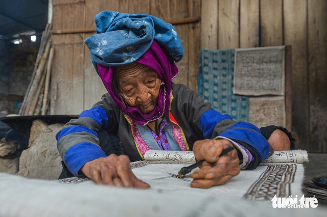 Elderly Vietnamese artisan wins hearts online with simple ‘Hello’ - Ảnh 3.
