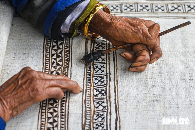 Elderly Vietnamese artisan wins hearts online with simple ‘Hello’ - Ảnh 4.