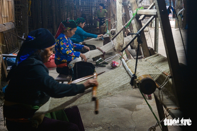 Elderly Vietnamese artisan wins hearts online with simple ‘Hello’ - Ảnh 6.