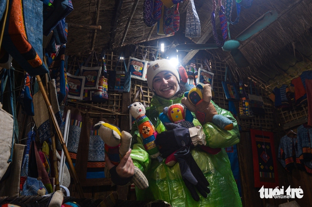 Elderly Vietnamese artisan wins hearts online with simple ‘Hello’ - Ảnh 7.