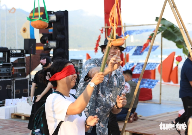 Foreign tourists experience traditional Tet activities on Da Nang beach - Ảnh 2.