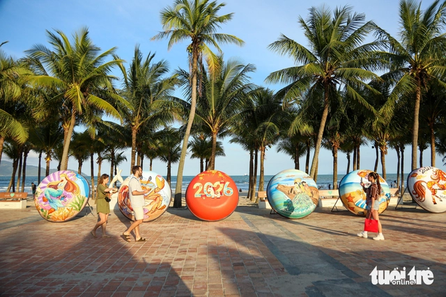 Foreign tourists experience traditional Tet activities on Da Nang beach - Ảnh 4.
