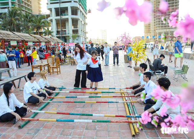 Foreign tourists experience traditional Tet activities on Da Nang beach - Ảnh 6.