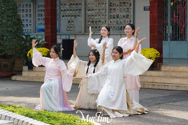 Teen THPT chuyên Hùng Vương kết nối ngôn ngữ, khám phá văn hóa tại ngày hội giao lưu- Ảnh 3.