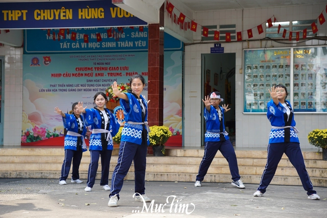Teen THPT chuyên Hùng Vương kết nối ngôn ngữ, khám phá văn hóa tại ngày hội giao lưu- Ảnh 4.