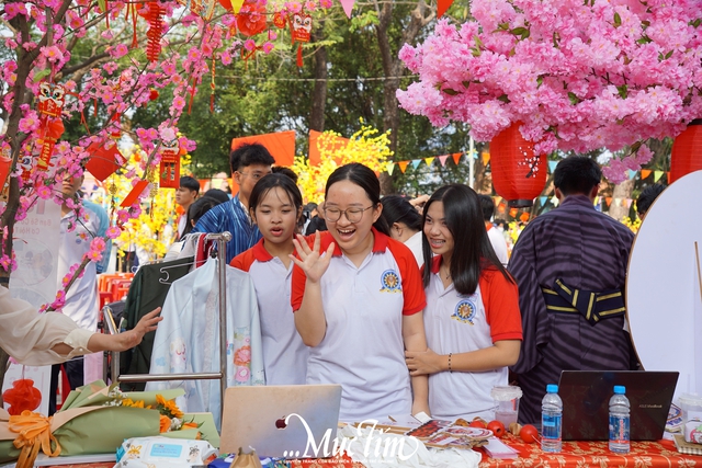 Teen THPT chuyên Hùng Vương kết nối ngôn ngữ, khám phá văn hóa tại ngày hội giao lưu- Ảnh 7.