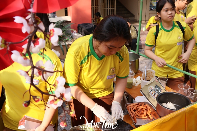 Gặp gỡ nam sinh và nữ sinh thanh lịch tại hội xuân Trường THPT Thủ Thiêm - Ảnh 27.