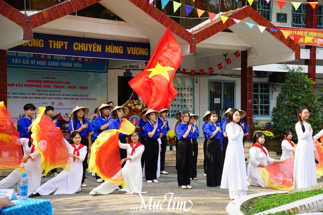 Teen THPT chuyên Hùng Vương kết nối ngôn ngữ, khám phá văn hóa tại ngày hội giao lưu- Ảnh 1.