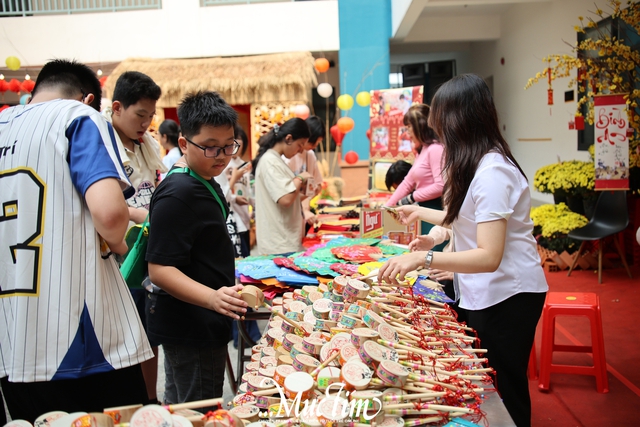Gian hàng sẻ chia ấm áp tại Hội Xuân THCS Nguyễn Gia Thiều - Ảnh 6.