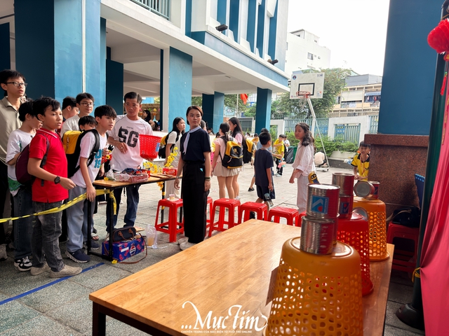 Gian hàng sẻ chia ấm áp tại Hội Xuân THCS Nguyễn Gia Thiều - Ảnh 7.