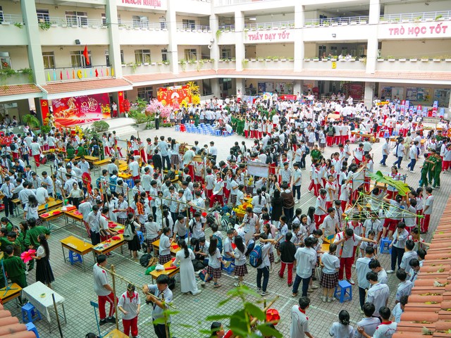 Sắc xuân lan tỏa trong khuôn viên Trường THPT Nguyễn Hữu Thọ- Ảnh 1.