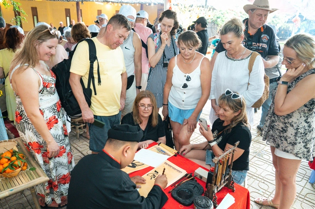 Polish tourists join Vietnam’s Mekong Delta communities for hands-on Lunar New Year experience- Ảnh 3.