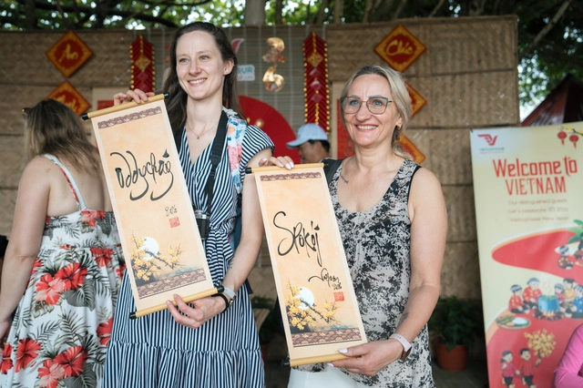 Polish tourists join Vietnam’s Mekong Delta communities for hands-on Lunar New Year experience- Ảnh 5.