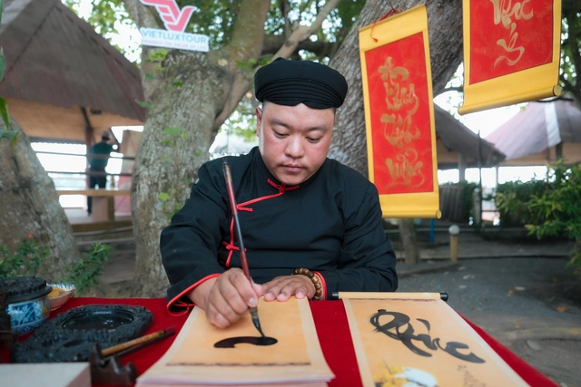 Polish tourists join Vietnam’s Mekong Delta communities for hands-on Lunar New Year experience- Ảnh 4.