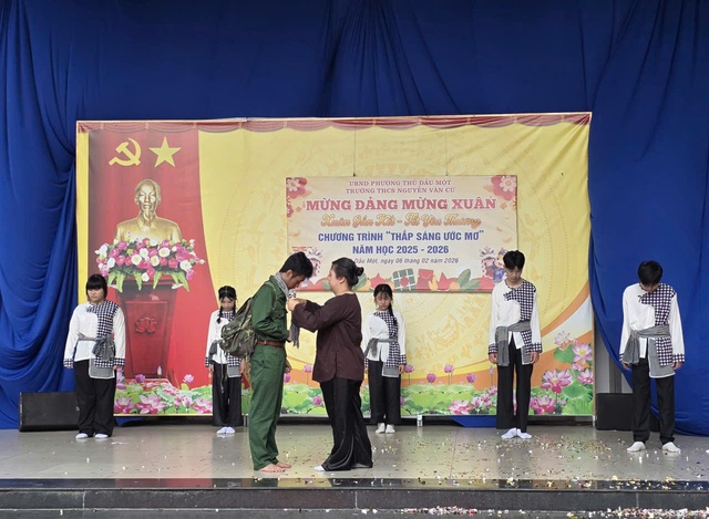 “Xuân gắn kết – Tết yêu thương” rộn ràng sân trường THCS Nguyễn Văn Cừ - Ảnh 3.