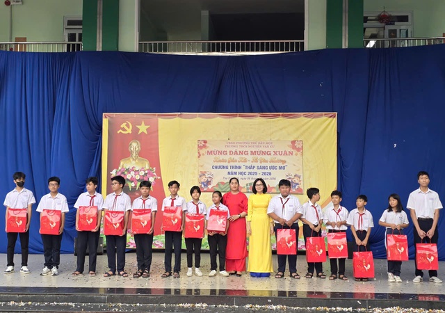 “Xuân gắn kết – Tết yêu thương” rộn ràng sân trường THCS Nguyễn Văn Cừ - Ảnh 6.