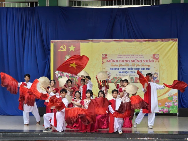 “Xuân gắn kết – Tết yêu thương” rộn ràng sân trường THCS Nguyễn Văn Cừ - Ảnh 2.