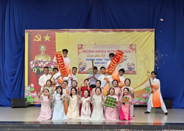 “Xuân gắn kết – Tết yêu thương” rộn ràng sân trường THCS Nguyễn Văn Cừ - Ảnh 1.