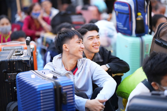 Chuyến xe mùa xuân đưa 2.000 sinh viên về quê đón Tết sum vầy - Ảnh 7.