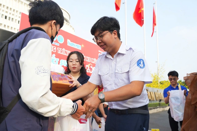 Chuyến xe mùa xuân đưa 2.000 sinh viên về quê đón Tết sum vầy - Ảnh 6.