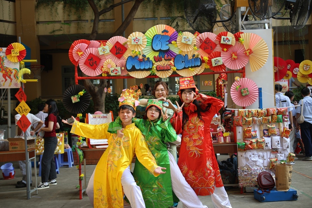 Rực rỡ sắc xuân tại THPT Tây Thạnh với 68 gian hàng sáng tạo - Ảnh 1.