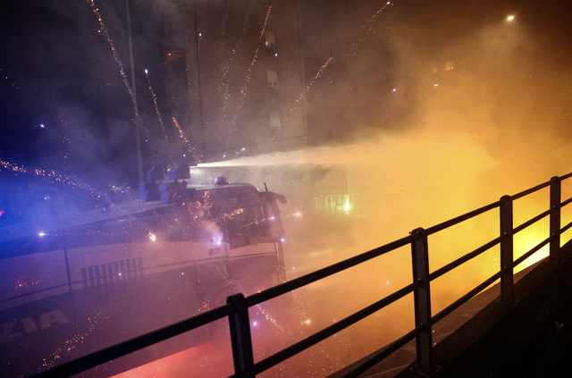 Police fire water cannon at protesters hurling smoke bombs in Olympic host Milan
- Ảnh 1.