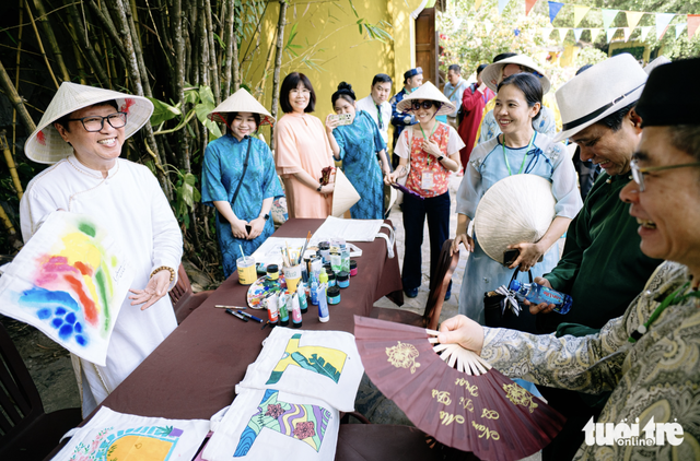 Foreign diplomats enjoy Lunar New Year program in Ho Chi Minh City- Ảnh 6.