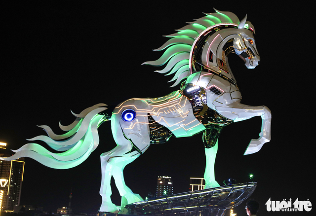 Illuminated horse mascot wows visitors in Da Nang ahead of Lunar New Year  - Ảnh 1.