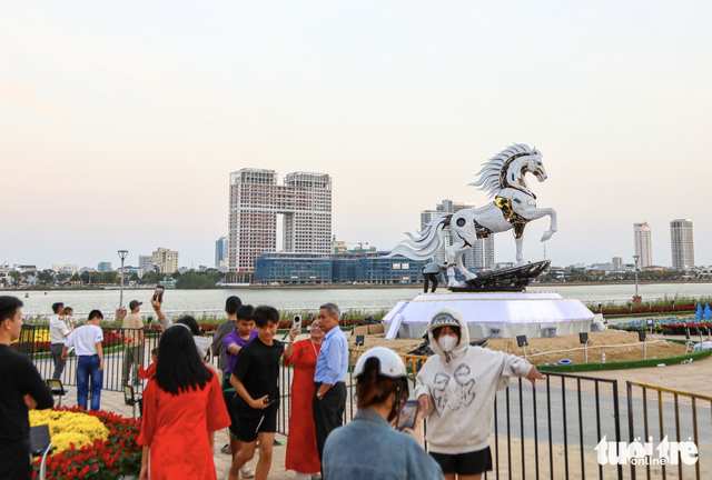 Illuminated horse mascot wows visitors in Da Nang ahead of Lunar New Year  - Ảnh 2.