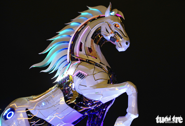 Illuminated horse mascot wows visitors in Da Nang ahead of Lunar New Year  - Ảnh 3.