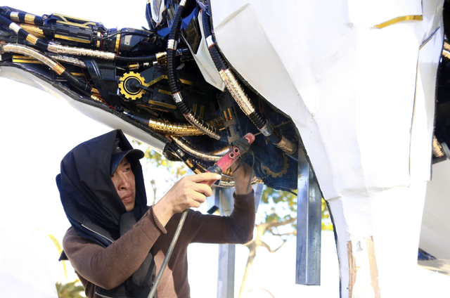 Illuminated horse mascot wows visitors in Da Nang ahead of Lunar New Year  - Ảnh 5.