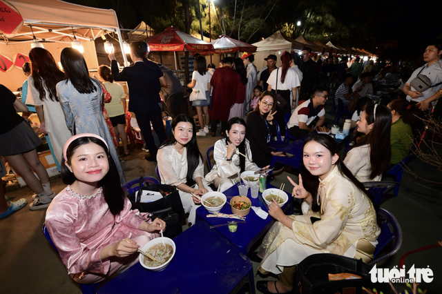 Fireworks light up Vinhomes Green Paradise Can Gio in Ho Chi Minh City to open spring fest
- Ảnh 7.