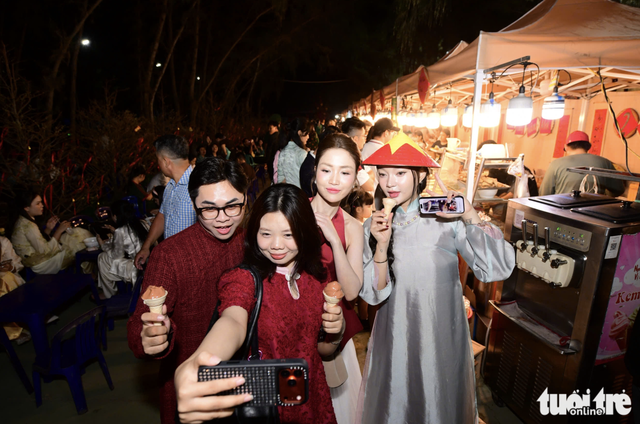 Fireworks light up Vinhomes Green Paradise Can Gio in Ho Chi Minh City to open spring fest
- Ảnh 8.