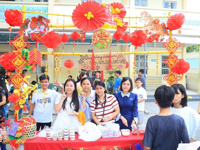 Học trò Trường THCS An Phú Đông bịt mắt bắt vịt ngay tại sân trường- Ảnh 4.