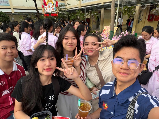 Học trò Trường THCS An Phú Đông bịt mắt bắt vịt ngay tại sân trường- Ảnh 5.