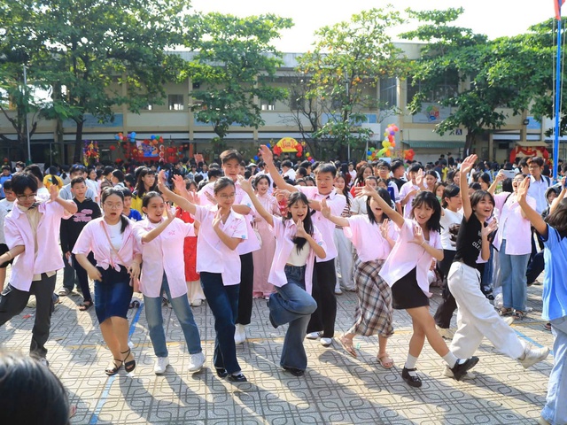 Học trò Trường THCS An Phú Đông bịt mắt bắt vịt ngay tại sân trường- Ảnh 1.